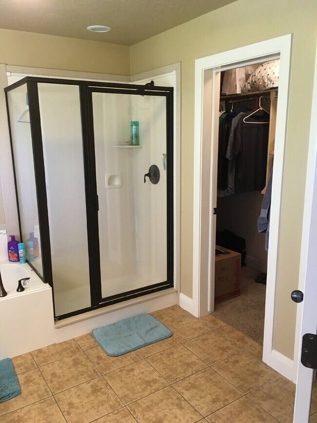 Building Photo - "Spacious 3-Bed Townhouse with 2.5 Baths i...