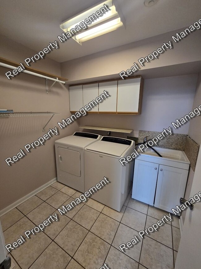 Building Photo - Three Bedroom Townhome