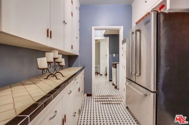 Building Photo - 642 S Bronson Ave