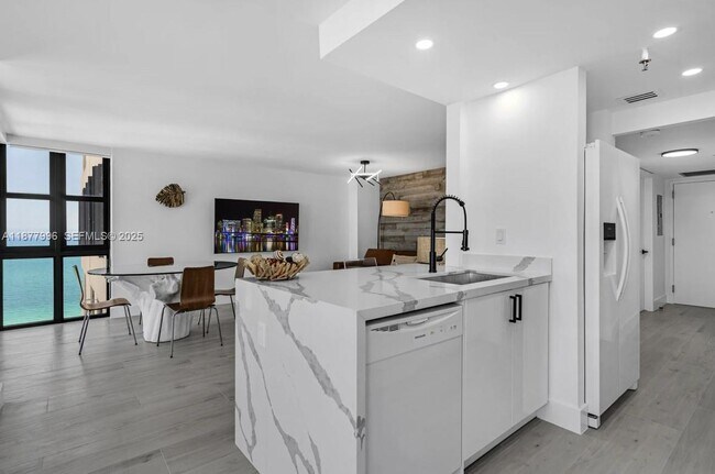 Building Photo - 2555 Collins Ave