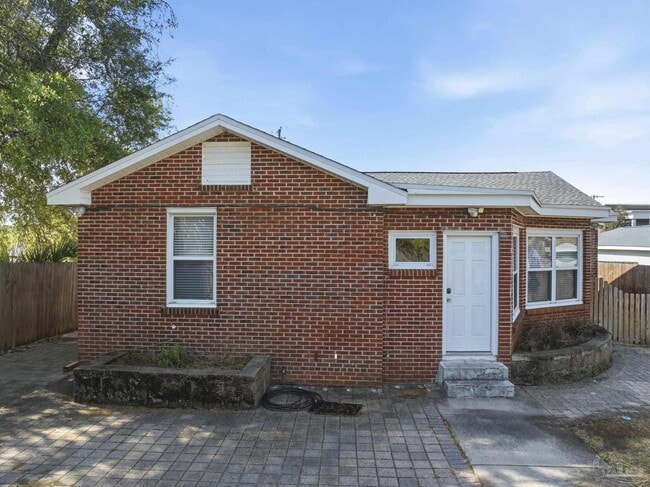 Building Photo - 1618 W Garden St