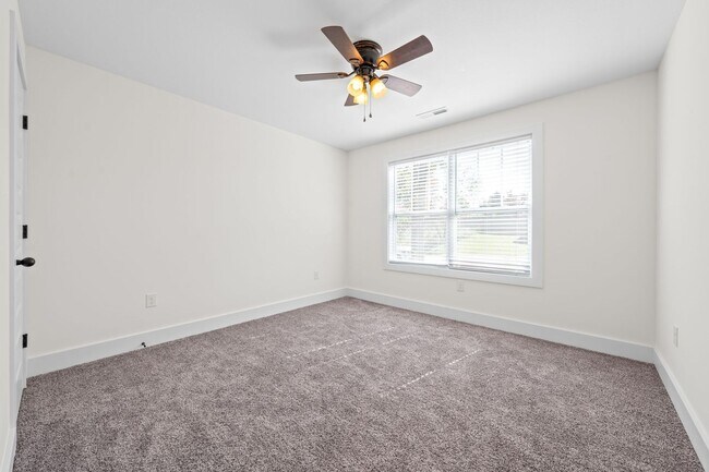 Building Photo - Pet Friendly Three Bedroom!