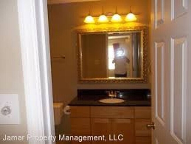 Building Photo - 3-Bedroom Apartment Near IU Bloomington Campus