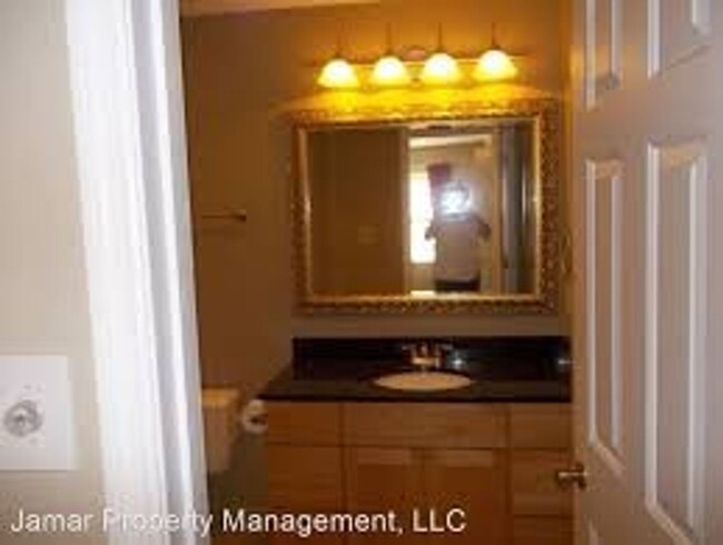 Building Photo - Great home for a student!