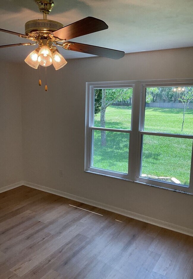 Building Photo - Spacious 3/2 in Eagle Point