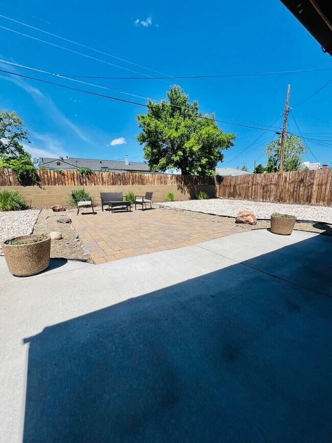 Building Photo - 1643 Stewart St