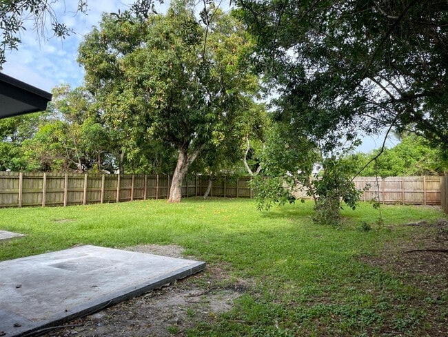 Building Photo - 2009 NW 21st Ave