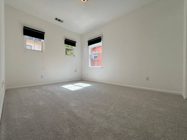 Building Photo - Gorgeous 4 Bed, 3 Bath in Brentwood with S...