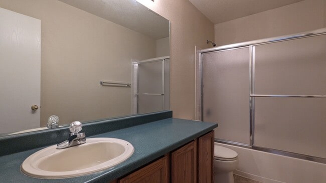 Building Photo - Large 4 Bed 3.5 Bath in Stetson Hills