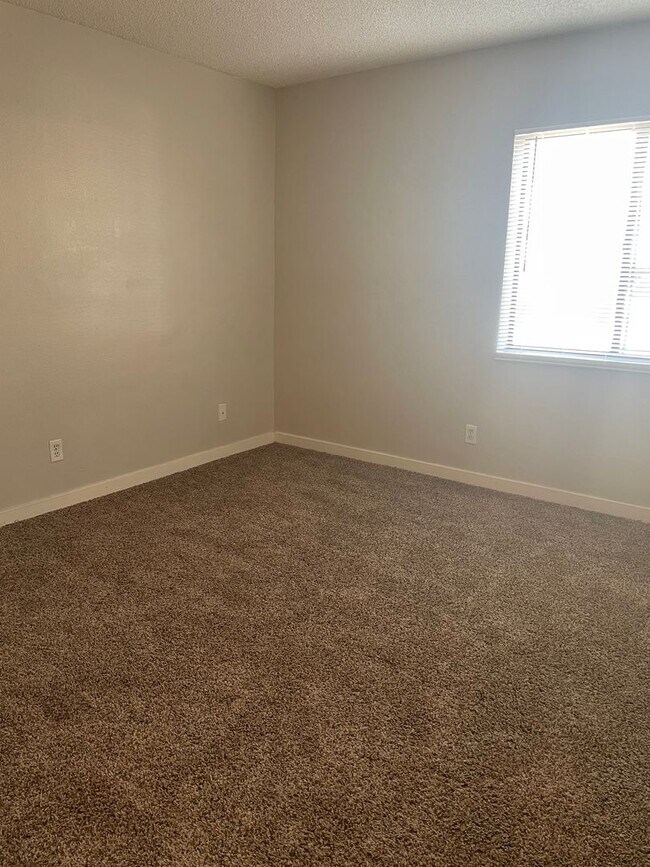 Building Photo - Lovely 2 Bedroom 1  Bath with Fireplace! M...