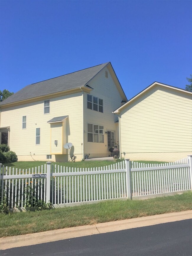 Building Photo - Single Family Home in Established Urbana Highlands Ready before the holidays!