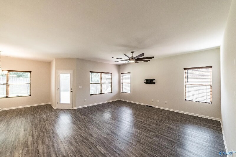 Building Photo - 147 Fernhill Dr NW