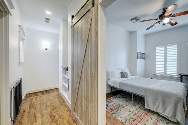 Building Photo - 919 W 23rd St