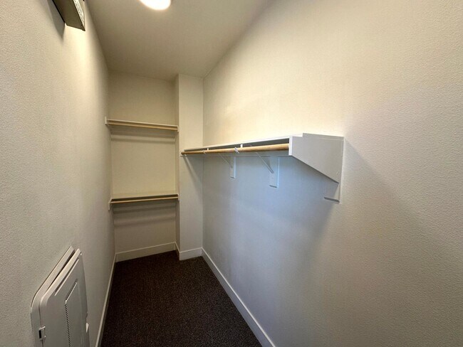 Building Photo - Fantastic 3 Story Townhome - 2 bedrooms - ...