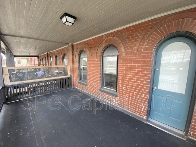 Building Photo - 1042 W Market St