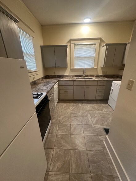 Building Photo - 515 W 24th St