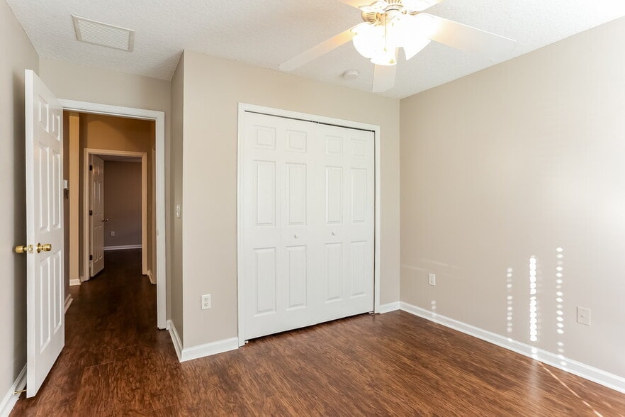 Building Photo - 667 Bonaparte Dr