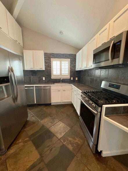 Building Photo - 2512 Riverfront Dr