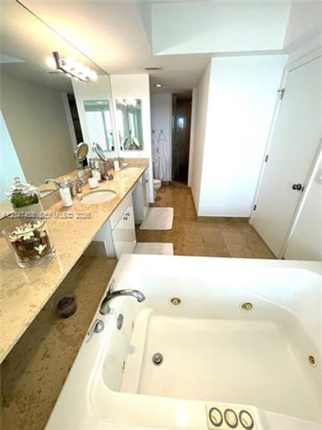 Building Photo - 4775 Collins Ave