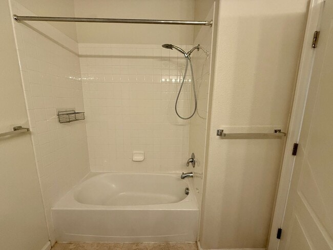 Building Photo - MUST SEE 2 Bed/2 Bath Condo in the Lakeshore at Centerra!