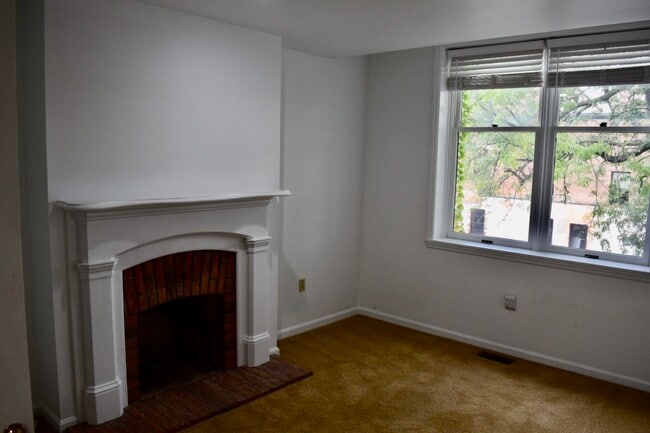 Building Photo - 116 E 5th St