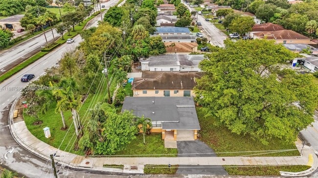 Building Photo - 2800 NW 6th Ct