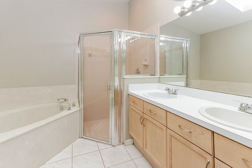 Building Photo - 12996 Meadowbreeze Dr