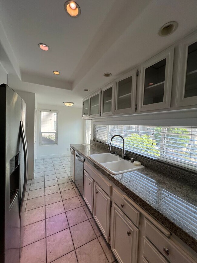 Building Photo - Tri-Level 2bed 2.5 bath Huntington  Beach Condo