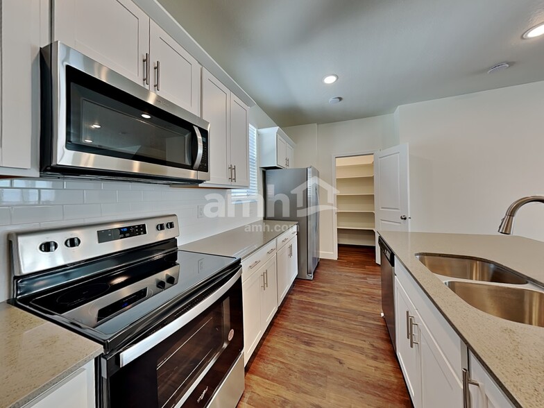 Building Photo - 11033 S Blue Bayou Dr