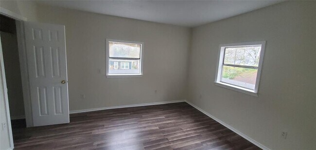 Building Photo - 215 Linwood St