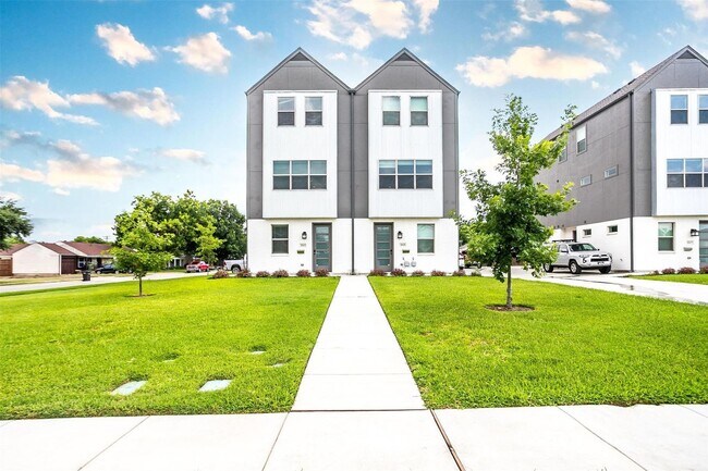 Building Photo - 3515 S Hills