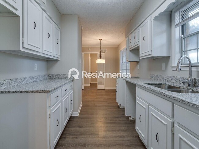 Building Photo - Large, Renovated 3BR/3B Home in 38125!