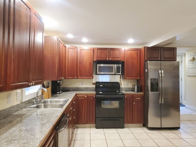 Building Photo - Winter Rental: Available Oct. 1-May 31 (Ut...