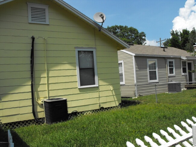 Building Photo - 5324 Fremont St