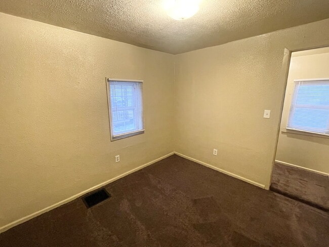 Building Photo - 2 Bedroom Home with gravel driveway for off-street parking