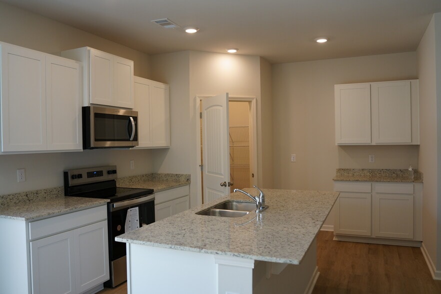 Building Photo - 265 Deerberry Dr