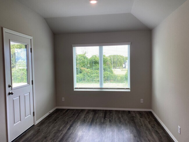 Building Photo - Welcome to your beautiful 4 bedroom, 2 bath home in Broken Arrow School district!