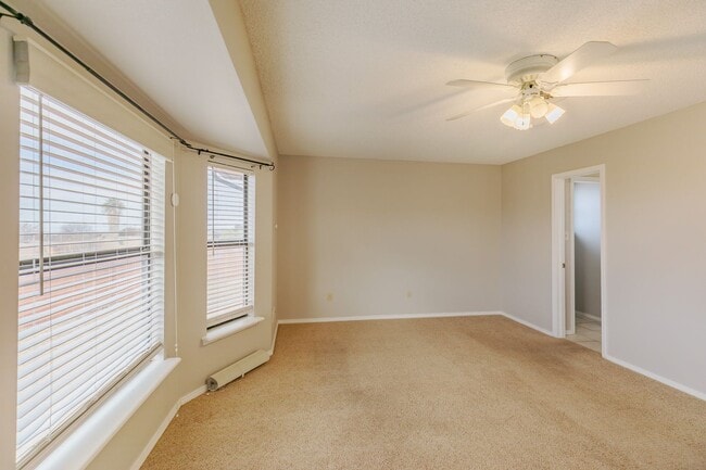 Building Photo - Charming 3 Bedroom 2 Bathroom - Spacious & Fenced Backyard