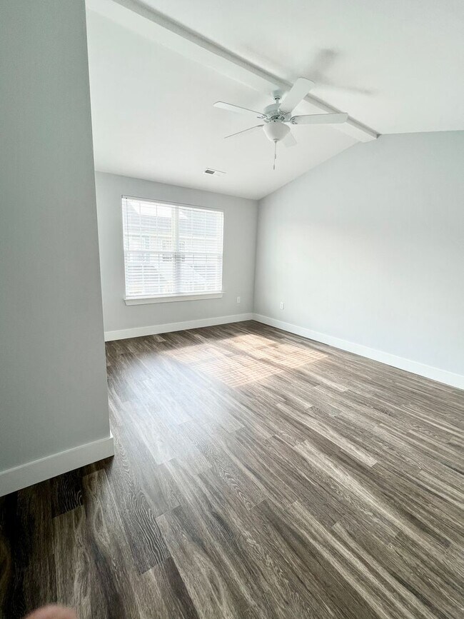 Building Photo - MOVE IN READY - FOUR Bedrooms! Master suite on both levels! Great Conway Location!