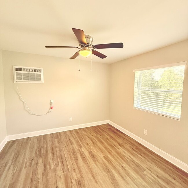 Building Photo - Oak Ridge - 3 bedroom 2 bath Duplex - call...