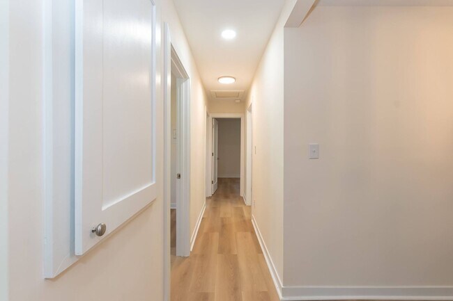 Building Photo - Three Bedroom Home!