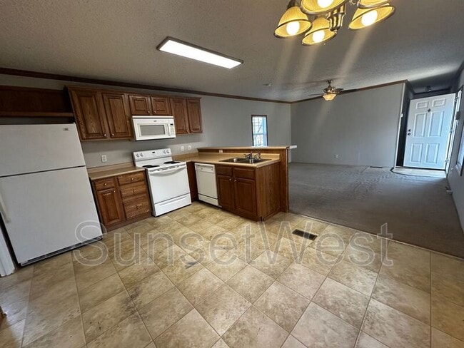 Building Photo - 613 Sunshine Dr