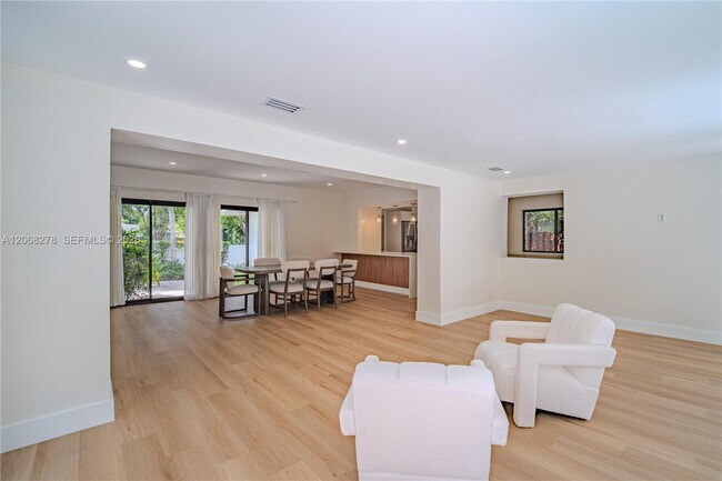 Building Photo - 1825 Alamanda Dr