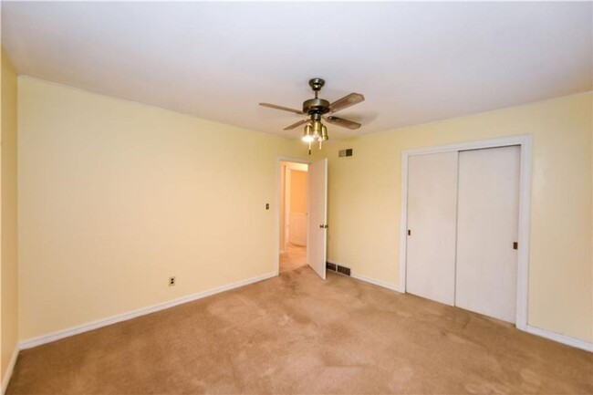 Building Photo - 3 Bed | 1 Bath | 1 Car Garage - Minutes fr...