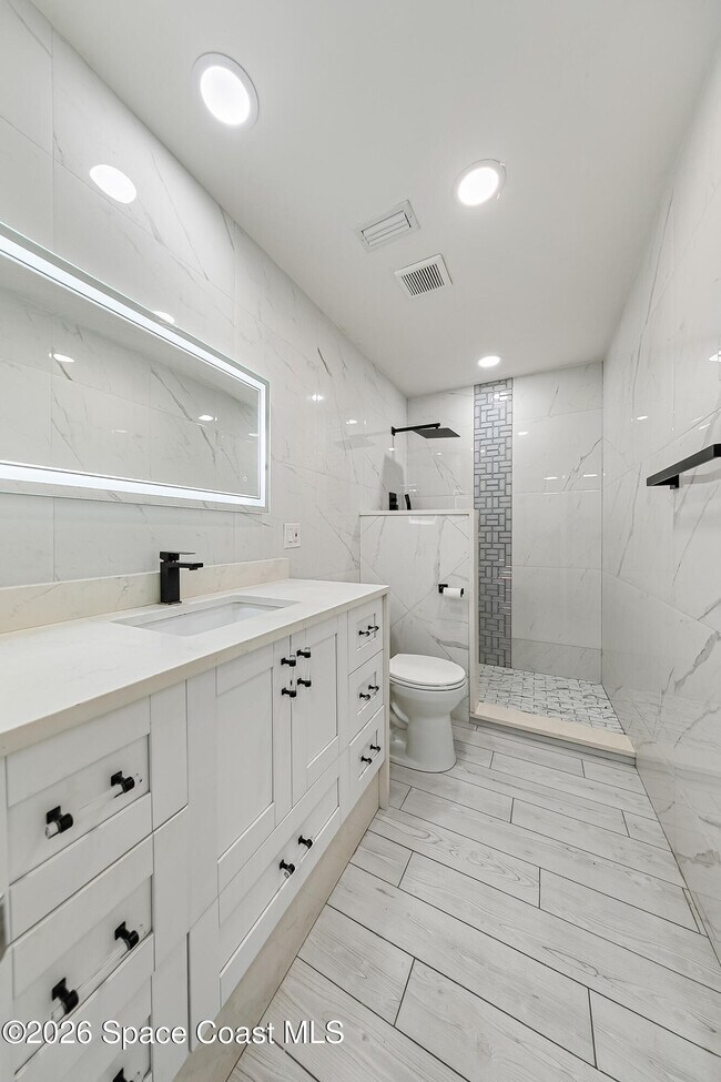 Building Photo - 719 6th St