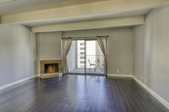 Building Photo - Luxurious 2 Bed, 2 Bath Condo with Stunning Views in Governor's Park!