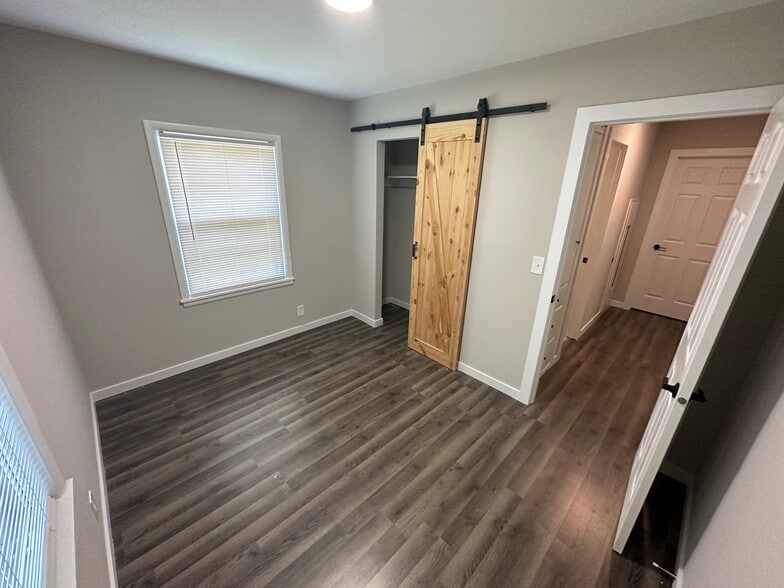 Building Photo - 6253 N Jacksonville Dr