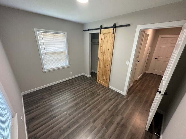 Building Photo - 6253 N Jacksonville Dr