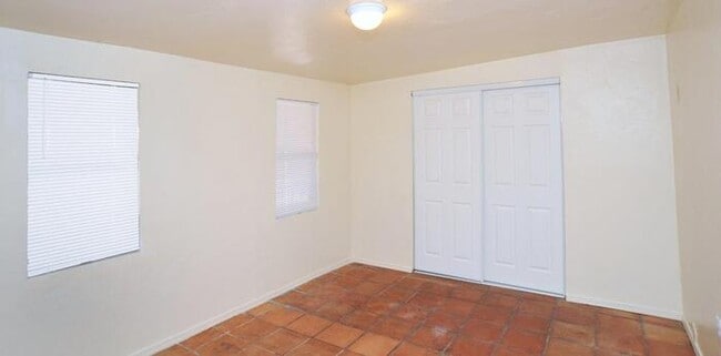 Building Photo - 4 bedroom/2 bath home on large lot near Alvernon/Grant!
