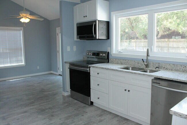 Building Photo - 1077 Woodlore Cir